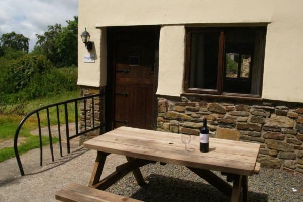 Hayloft Cottage Merton  外观 照片